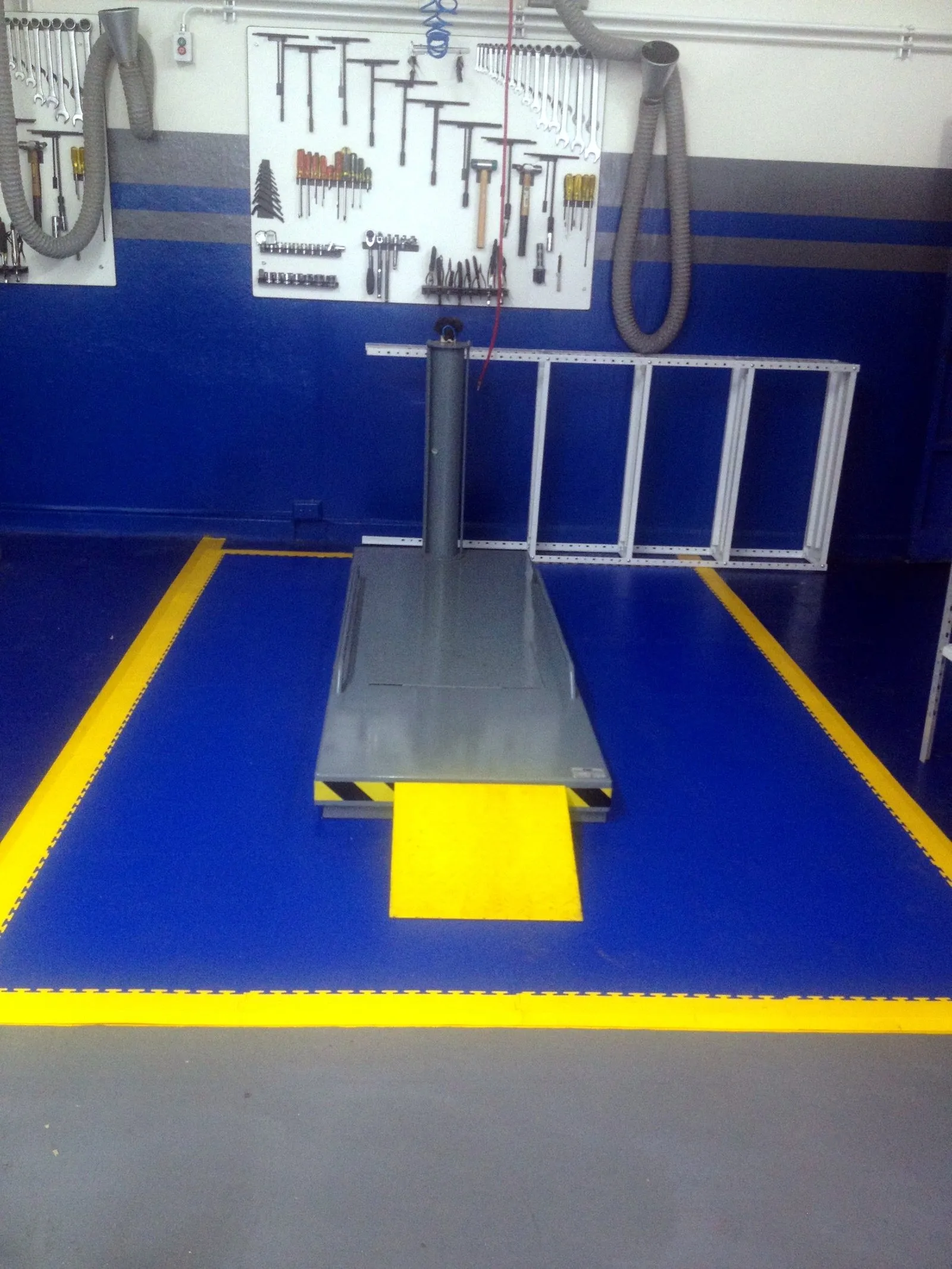 Talleres AKT — piso Loseta E500 instalado por Ecotile