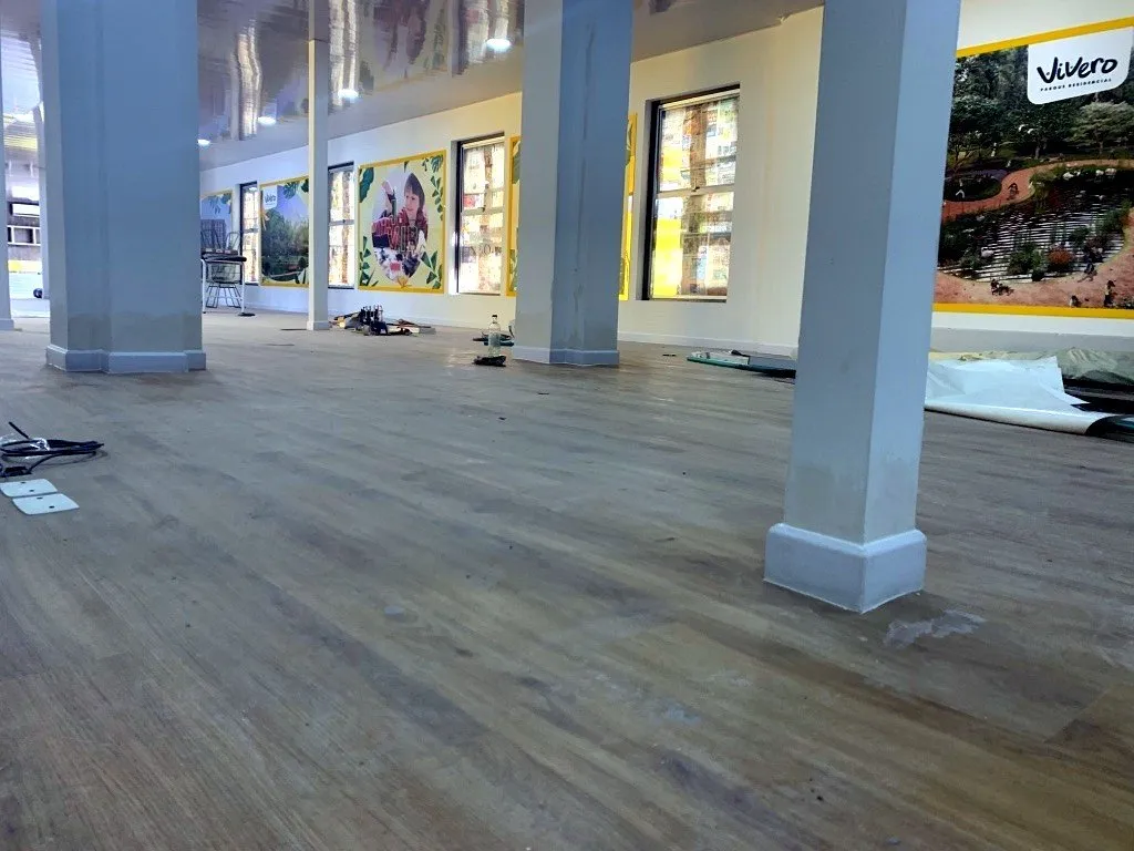 Sala de ventas Vivero — piso Piso Wood instalado por Ecotile
