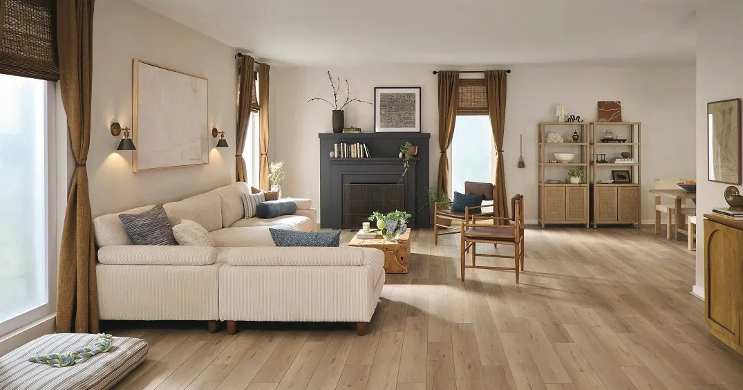 Sala con piso Ecotile Wood apariencia madera natural
