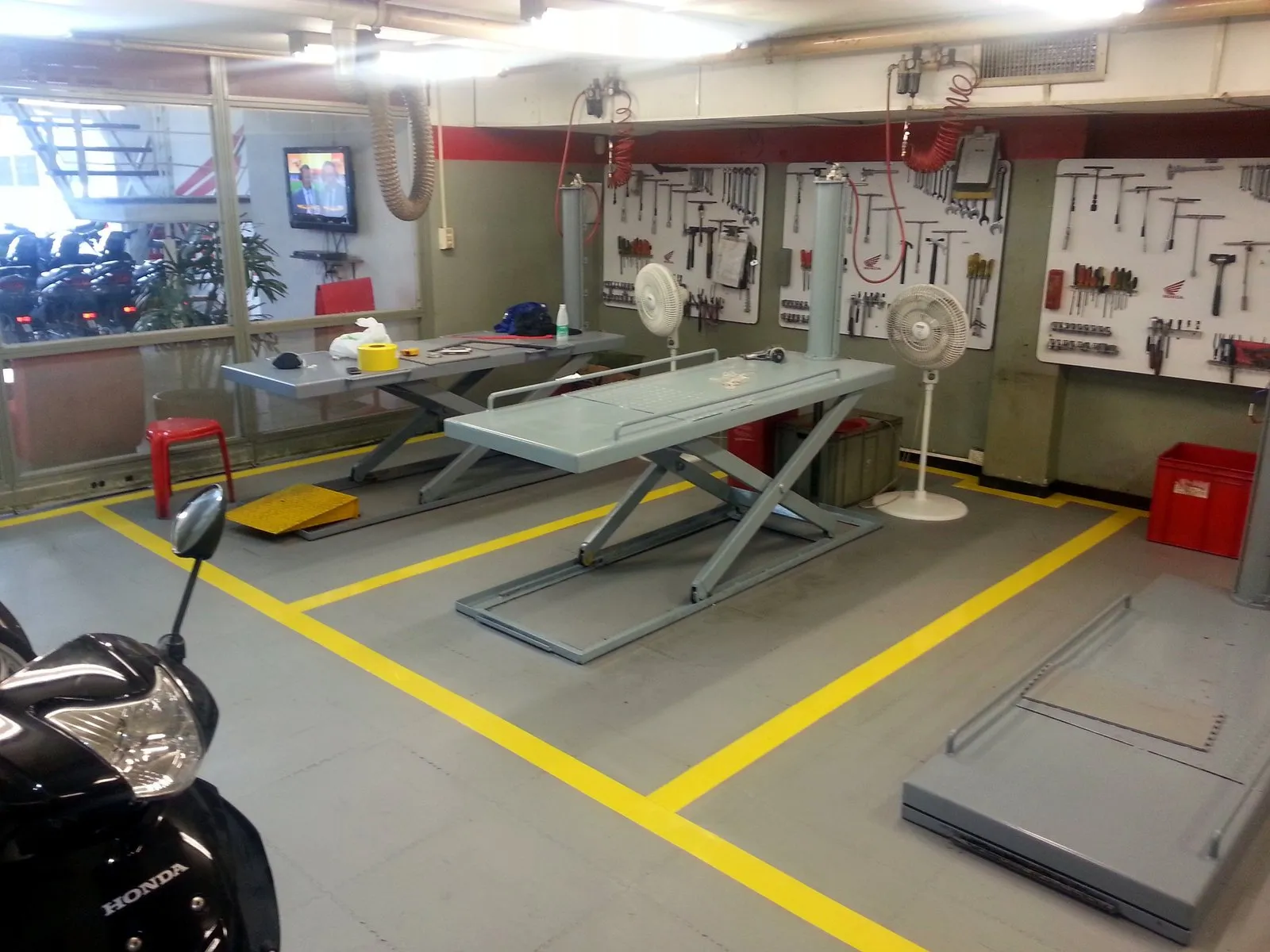 Talleres de servicio Honda — piso Loseta E500 instalado por Ecotile