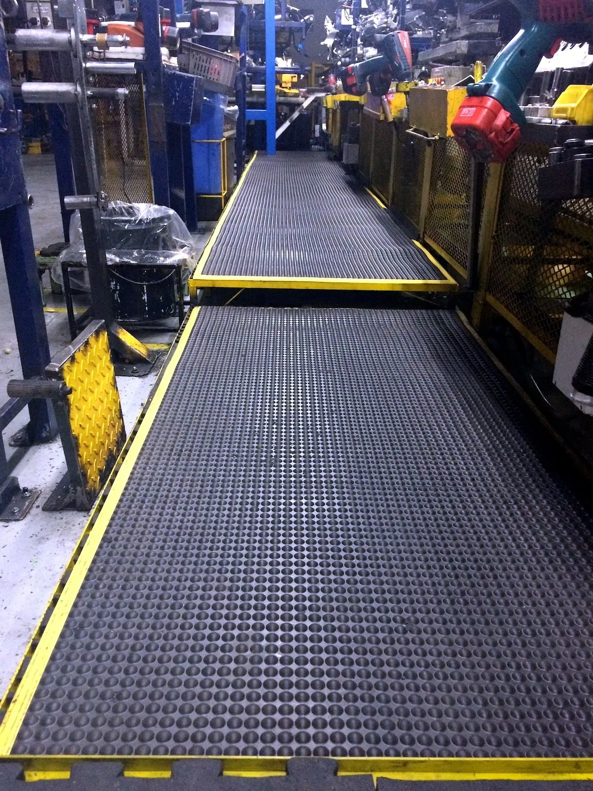 Línea de ensamble Renault-Sofasa — piso Tapetes antifatiga instalado por Ecotile
