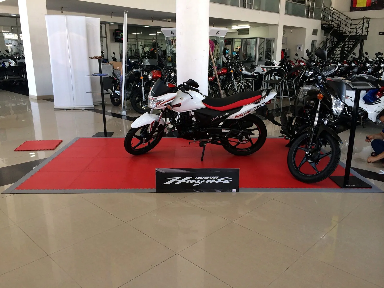 Planta Suzuki — piso Loseta E500 instalado por Ecotile