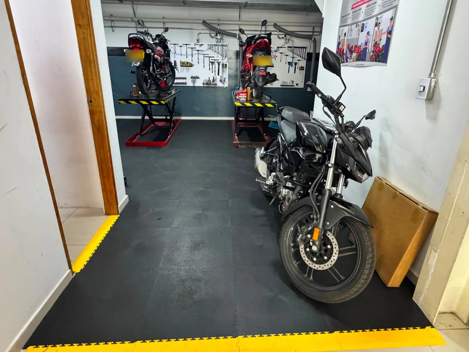 Piso Ecotile en talleres de motos y concesionarios